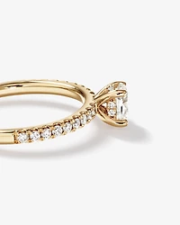 Bague de Fiançailles avec Accent Latéral en Diamant Ovale 0,73 Carat TW et Rond Brillant en Or Jaune 14 kt