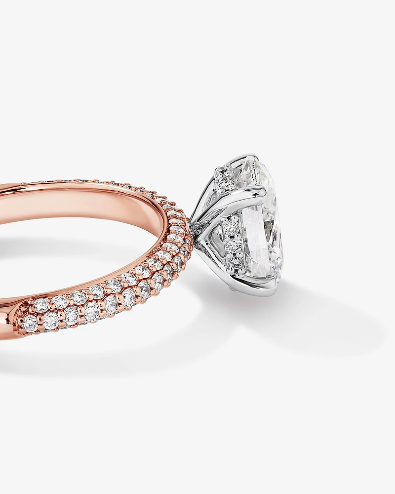 Bague De Fiançailles Solitaire En Diamant De Laboratoire Taille Ovale De 1,95 Carat Poids Total Avec Accent Latéral En Or Blanc 14 Carats