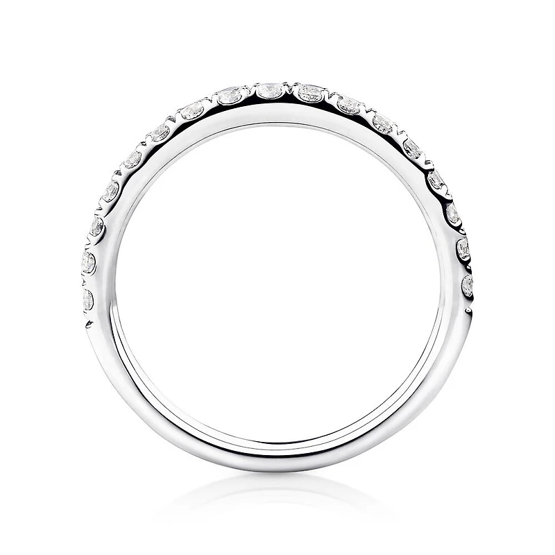 Alliance en or blanc 14 K avec diamants totalisant 0,50 ct