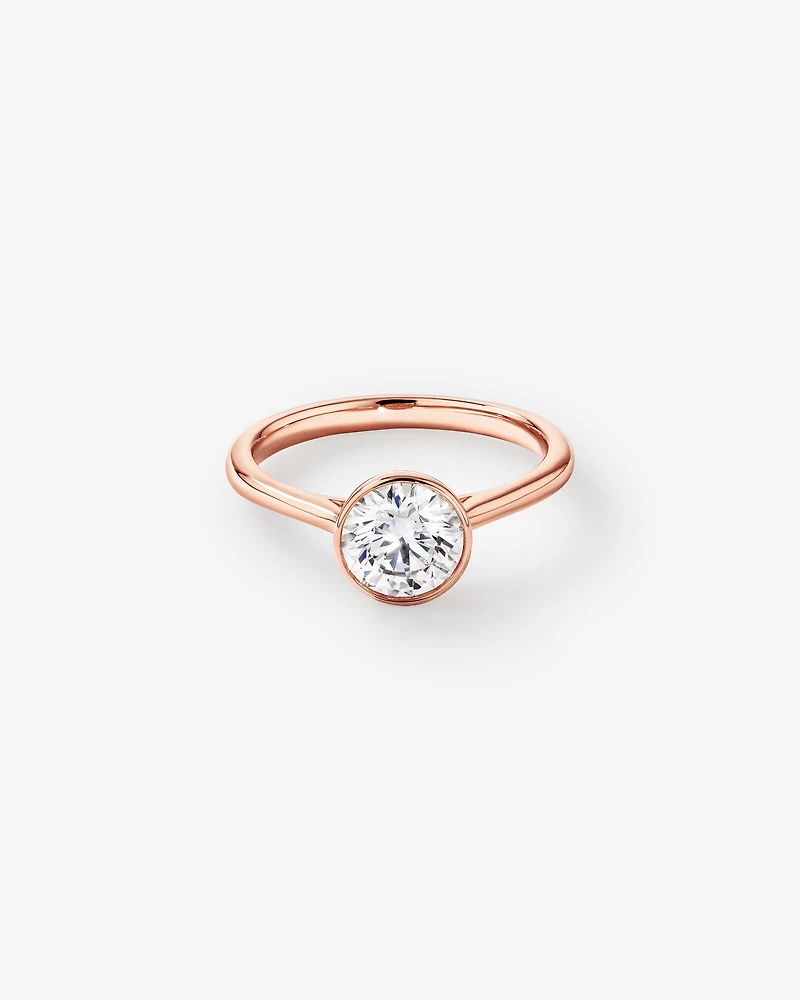 Bague De Fiançailles En Diamant De Laboratoire Rond Brillant De 1,25 Carat Poids Total, Sertie Dans Un Chaton En Or Jaune 14 Carats
