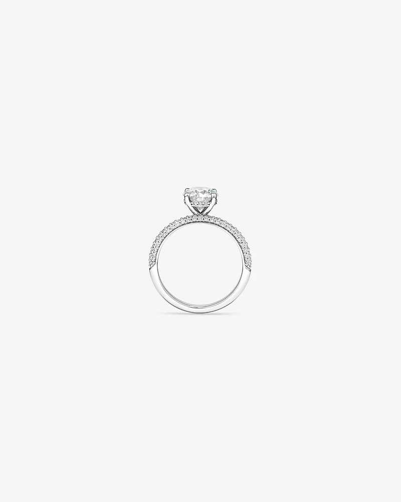 Bague de fiançailles solitaire avec accent latéral en diamant rond brillant de 1,95 carat TW, en or blanc 14 kt