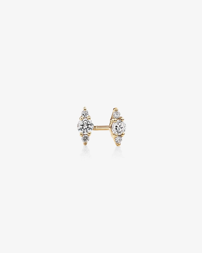 Boutons d'oreilles en or jaune 10 K à trois pierres et à diamants totalisant 0,21 ct