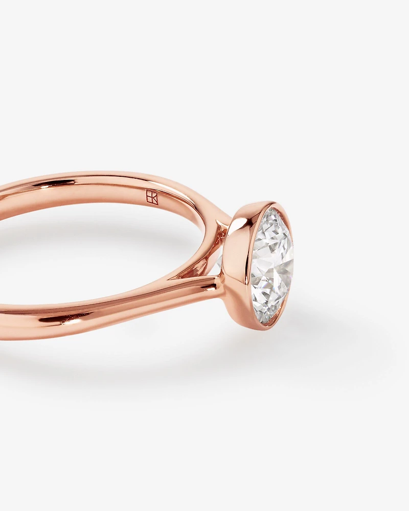 Bague De Fiançailles En Diamant De Laboratoire Rond Brillant De 1,25 Carat Poids Total, Sertie Dans Un Chaton En Or Jaune 14 Carats