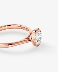 Bague De Fiançailles En Diamant De Laboratoire Rond Brillant De 1,25 Carat Poids Total, Sertie Dans Un Chaton En Or Jaune 14 Carats