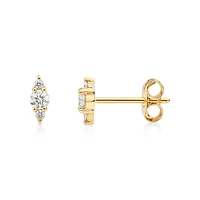Boutons d'oreilles en or jaune 10 K à trois pierres et à diamants totalisant 0,21 ct