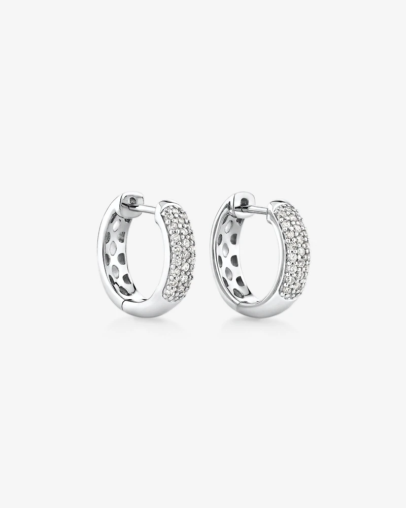 Anneaux courts en or blanc 10 K avec diamants totalisant 0,25 ct