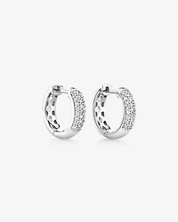 Anneaux courts en or blanc 10 K avec diamants totalisant 0,25 ct