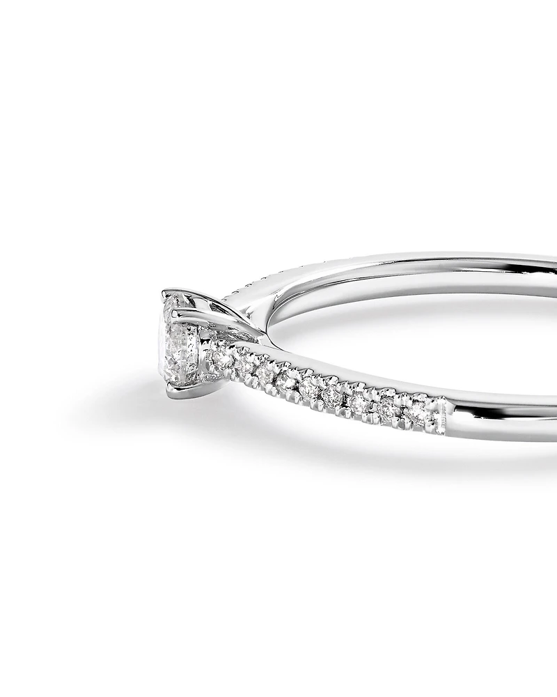 Bague de Fiançailles avec Accent Latéral en Diamant Rond Brillant 0,25 Carat TW en Or Blanc 14 kt