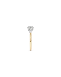 Bague de fiançailles halo en or jaune et blanc 14 carats avec trois diamants émeraude et en forme de poire totalisant 0,69 carat.