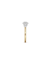 Bague de fiançailles halo en or jaune et blanc 14 carats avec trois diamants ovales et en forme de poire totalisant 0,69 carat.
