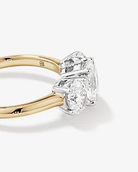 Bague De Fiançailles En Diamant De Laboratoire Trois Pierres De 2 Carats Poids Total Ovale En Or Blanc 14 Carats