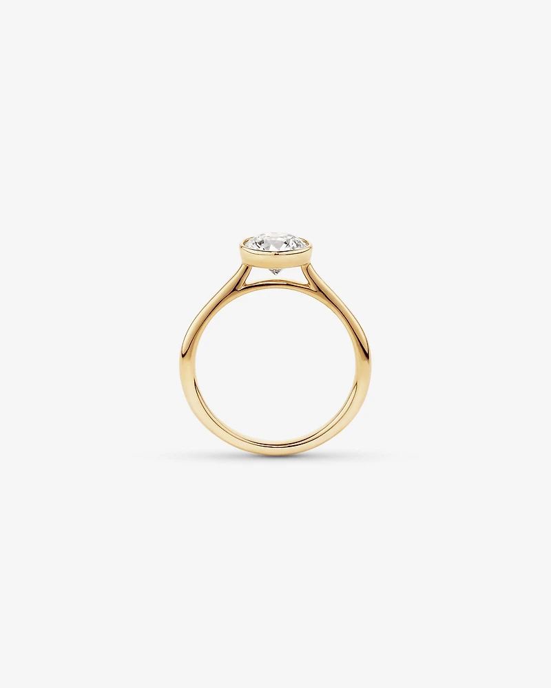 Bague De Fiançailles En Diamant De Laboratoire Rond Brillant De 1,25 Carat Poids Total, Sertie Dans Un Chaton En Or Jaune 14 Carats