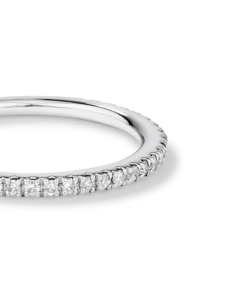 Alliance en or blanc 14 K avec diamants totalisant 0,20 ct
