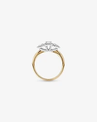 Bague de fiançailles halo en or jaune et blanc 14 carats avec trois diamants émeraude et en forme de poire totalisant 0,69 carat.