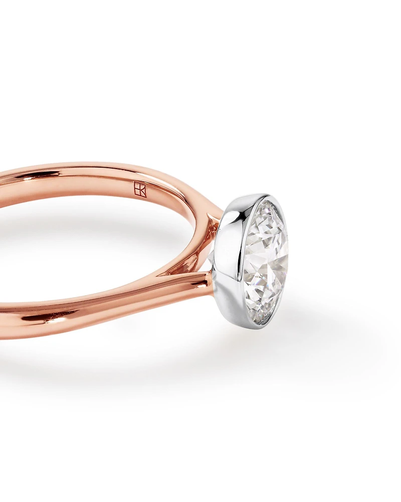 Bague De Fiançailles En Diamant De Laboratoire Rond Brillant De 1,25 Carat Poids Total, Sertie Dans Un Chaton En Or Jaune 14 Carats