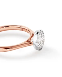 Bague De Fiançailles En Diamant De Laboratoire Rond Brillant De 1,25 Carat Poids Total, Sertie Dans Un Chaton En Or Jaune 14 Carats
