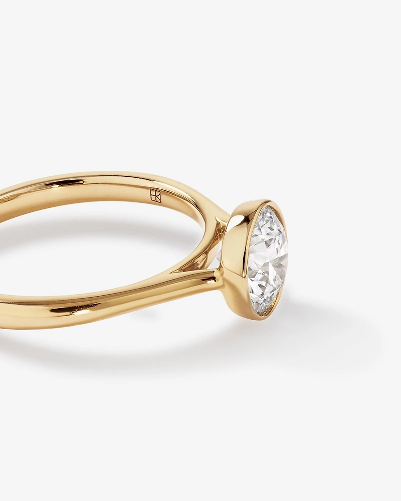Bague De Fiançailles En Diamant De Laboratoire Rond Brillant De 1,25 Carat Poids Total, Sertie Dans Un Chaton En Or Jaune 14 Carats