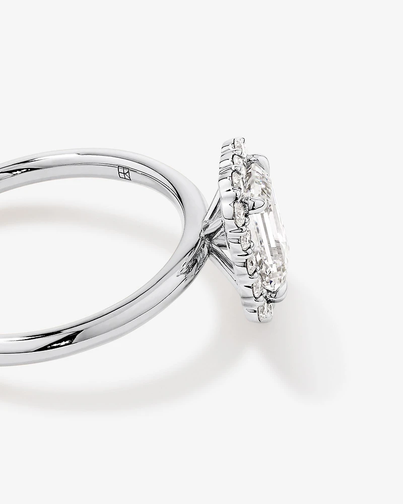 Bague De Fiançailles Halo En Diamant De Laboratoire Taille Émeraude De 1,46 Carat Poids Total En Or Jaune Et Blanc 14 Carats