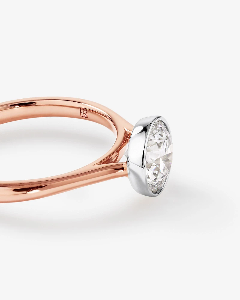 Bague De Fiançailles En Diamant De Laboratoire Rond Brillant De 1,25 Carat Poids Total, Sertie Dans Un Chaton En Or Jaune 14 Carats