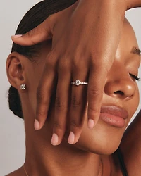 Bague de Fiançailles avec Accent Latéral en Diamant Ovale 0,73 Carat TW et Rond Brillant en Or Jaune 14 kt