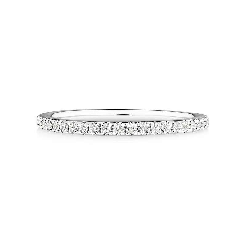 Alliance en or blanc 14 K avec diamants totalisant 0,20 ct