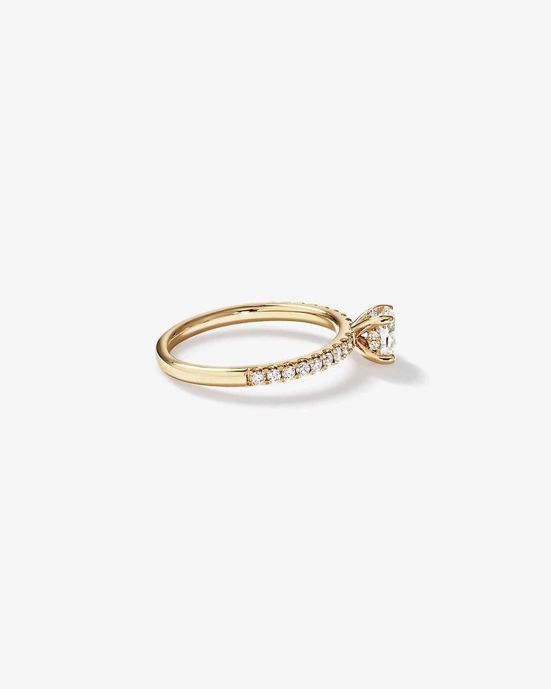 Bague de Fiançailles avec Accent Latéral en Diamant Ovale 0,73 Carat TW et Rond Brillant en Or Jaune 14 kt