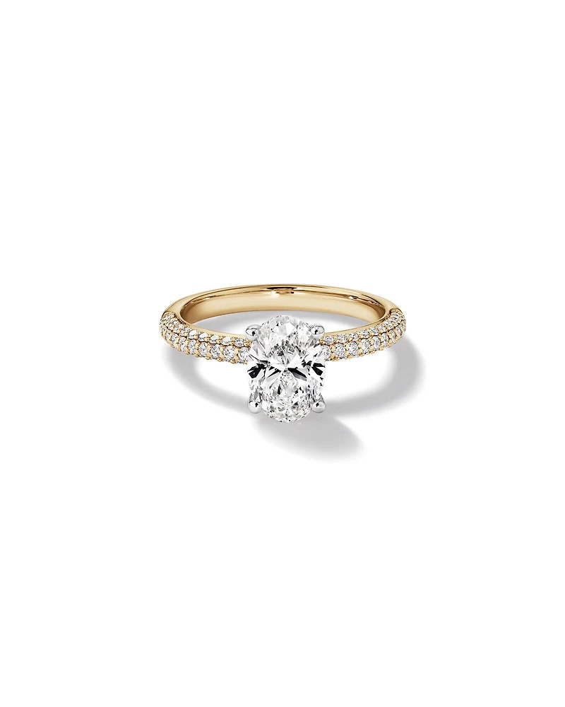 Bague De Fiançailles Solitaire En Diamant De Laboratoire Taille Ovale De 1,95 Carat Poids Total Avec Accent Latéral En Or Blanc 14 Carats