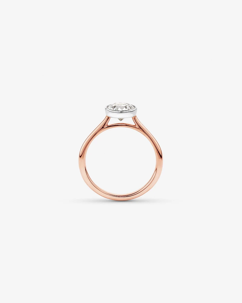 Bague De Fiançailles En Diamant De Laboratoire Rond Brillant De 1,25 Carat Poids Total, Sertie Dans Un Chaton En Or Jaune 14 Carats