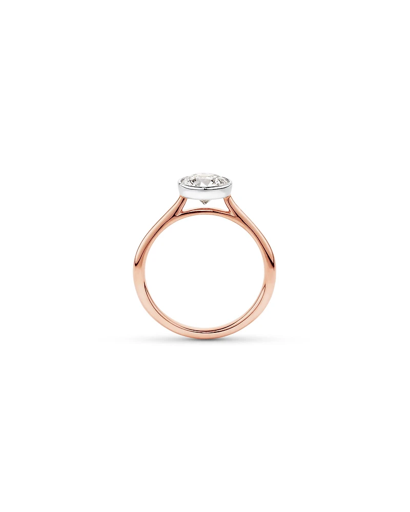 Bague De Fiançailles En Diamant De Laboratoire Rond Brillant De 1,25 Carat Poids Total, Sertie Dans Un Chaton En Or Jaune 14 Carats