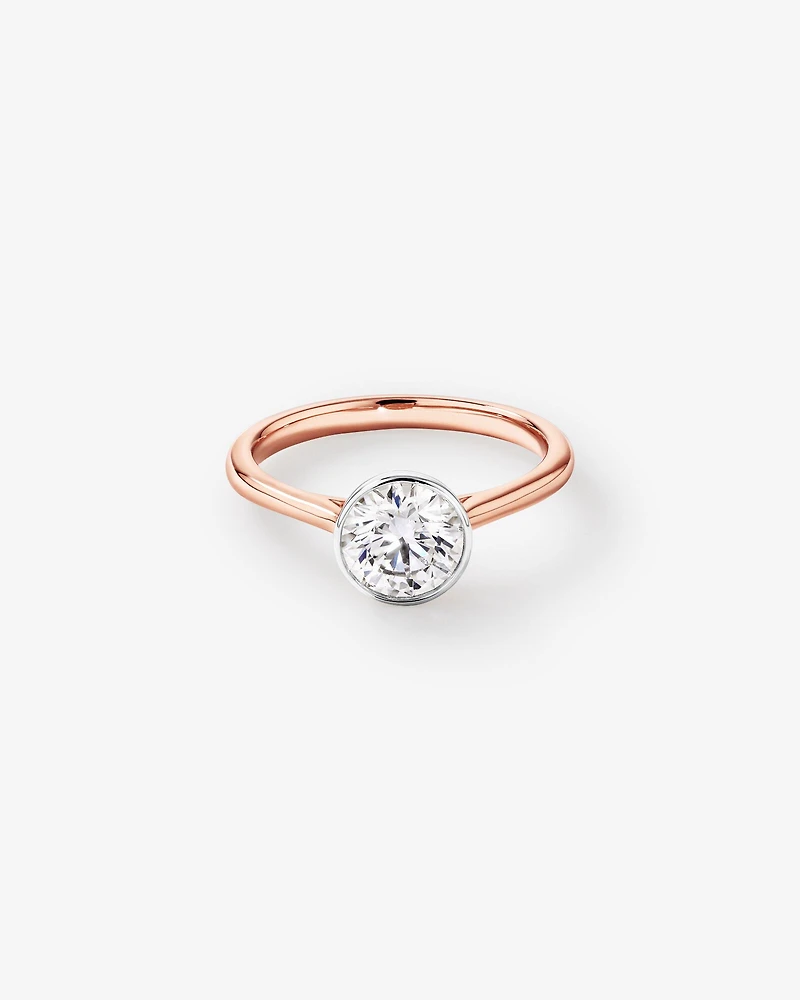 Bague De Fiançailles En Diamant De Laboratoire Rond Brillant De 1,25 Carat Poids Total, Sertie Dans Un Chaton En Or Jaune 14 Carats