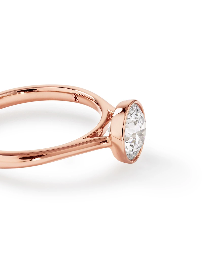 Bague De Fiançailles En Diamant De Laboratoire Rond Brillant De 1,25 Carat Poids Total, Sertie Dans Un Chaton En Or Jaune 14 Carats