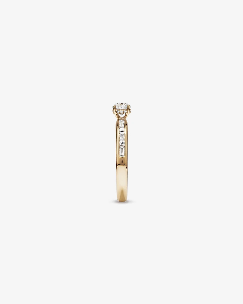 Bague de Fiançailles avec Accent Latéral en Diamant Rond Brillant et Baguette 0,77 Carat TW, et Princesse avec Halo Caché en Or Jaune 14 kt