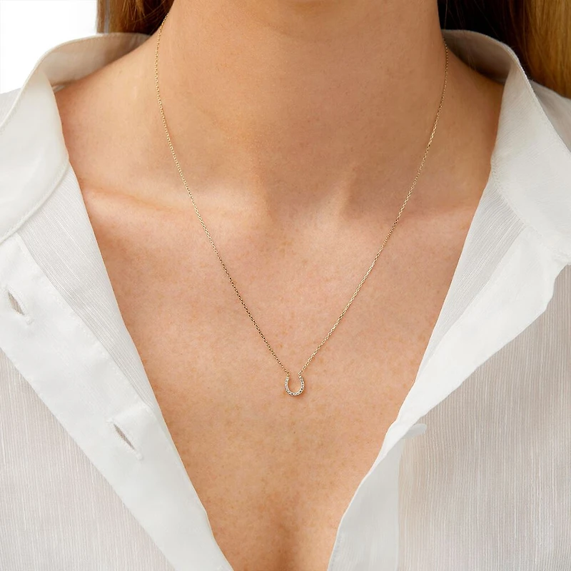 Collier à pendentif fer à cheval en or jaune 10 K avec diamants totalisant 0,10 ct