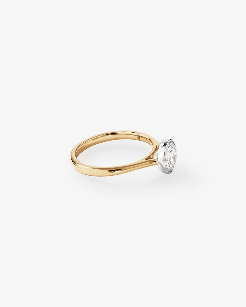 Bague De Fiançailles En Diamant De Laboratoire Rond Brillant De 1,25 Carat Poids Total, Sertie Dans Un Chaton En Or Jaune 14 Carats