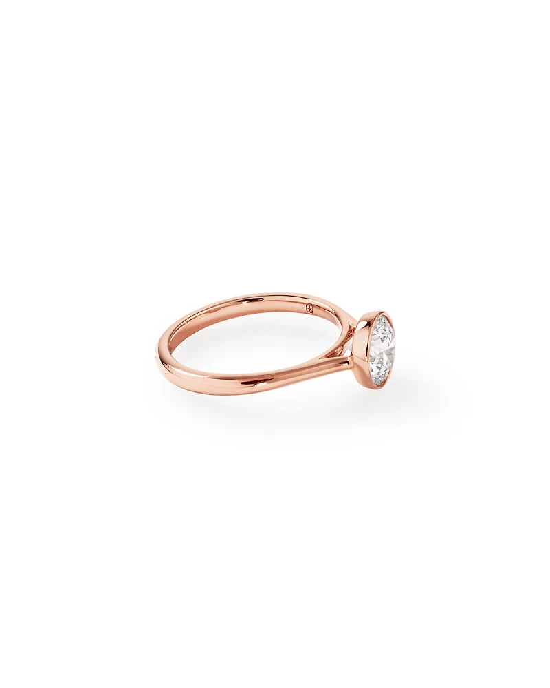 Bague De Fiançailles En Diamant De Laboratoire Rond Brillant De 1,25 Carat Poids Total, Sertie Dans Un Chaton En Or Jaune 14 Carats