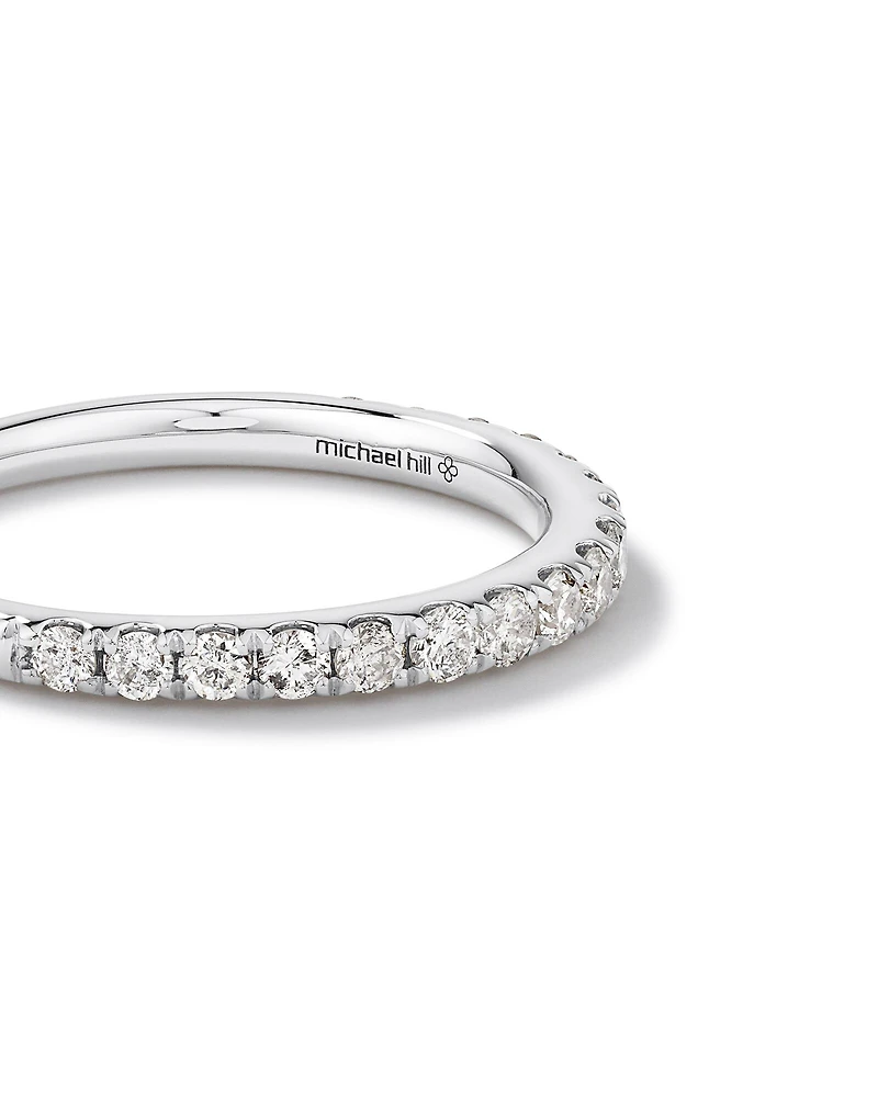 Alliance en or blanc 14 K avec diamants totalisant 0,50 ct