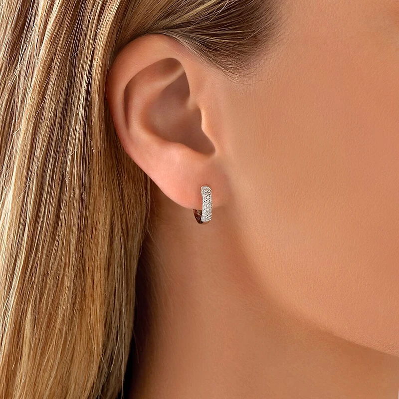 Anneaux courts en or blanc 10 K avec diamants totalisant 0,25 ct