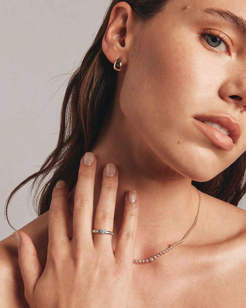 Bague de Fiançailles avec Accent Latéral en Diamant Rond Brillant et Baguette 0,77 Carat TW, et Princesse avec Halo Caché en Or Jaune 14 kt