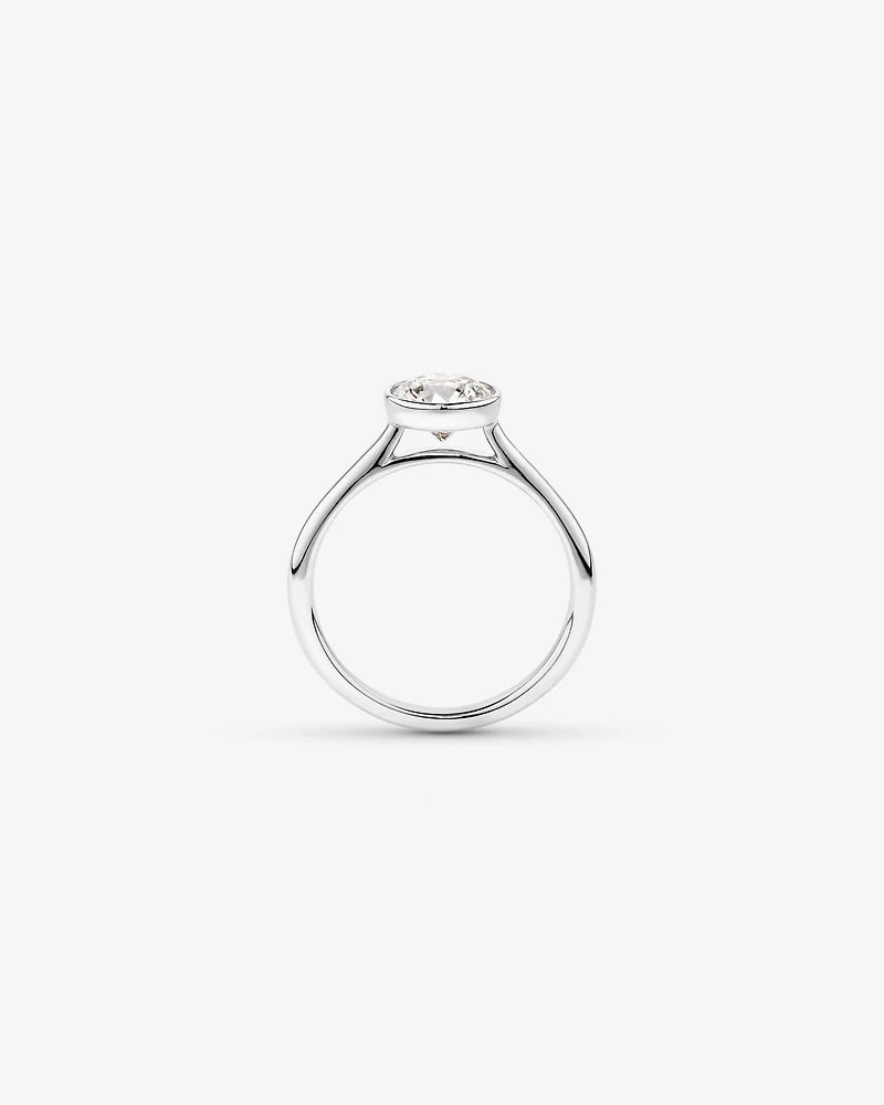 Bague De Fiançailles En Diamant De Laboratoire Rond Brillant De 1,25 Carat Poids Total, Sertie Dans Un Chaton En Or Jaune 14 Carats