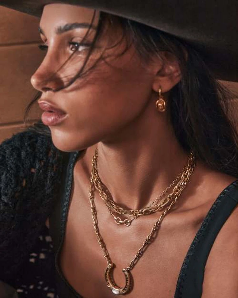 Beau Short Pendant Necklace