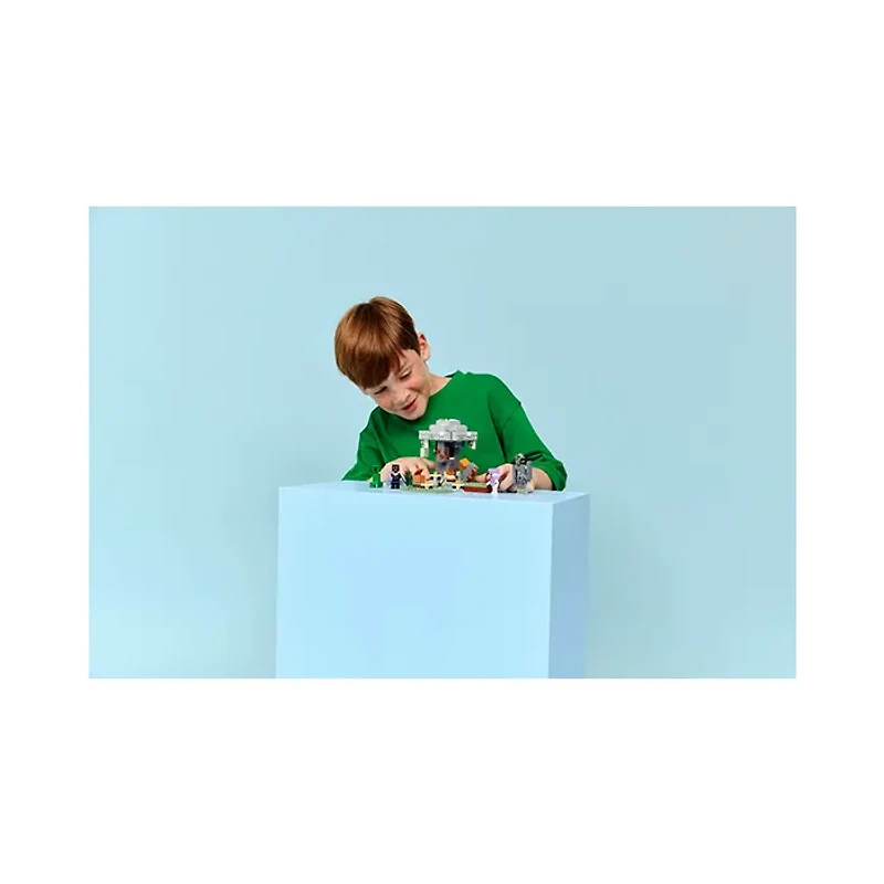 LEGO Minecraft The Pale Garden 243 Pieces
