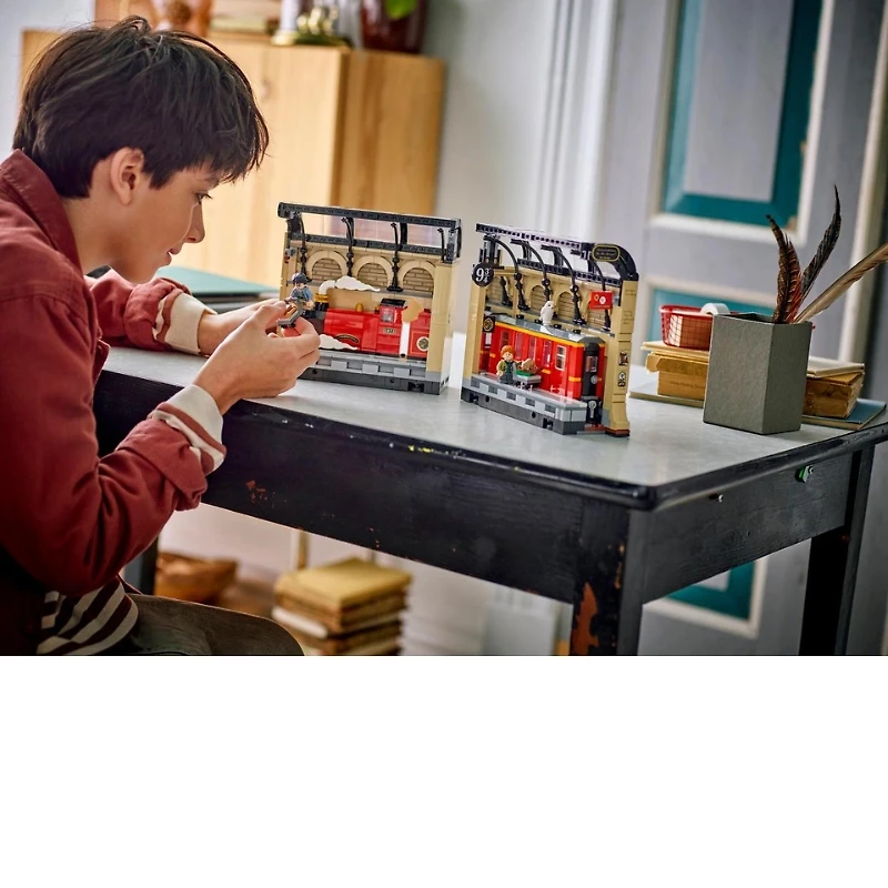 LEGO Harry Potter™ Book Nook: Hogwarts™ Express 832 Pieces