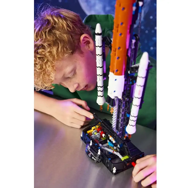 LEGO Technic NASA Artemis Space Launch System Rocket 632 Pieces