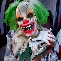 17" Animated Clown Groundbreaker Halloween Decoration