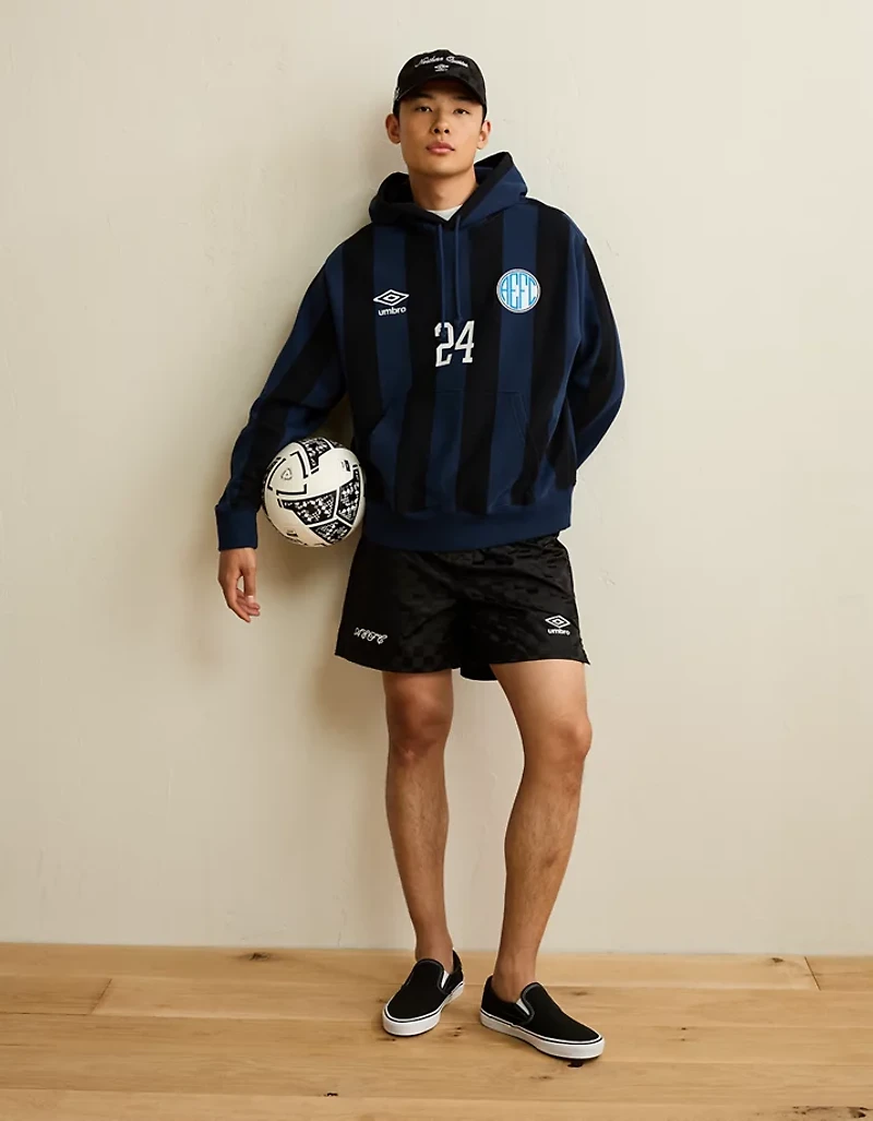 Chandail à capuchon en molleton image AE x Umbro