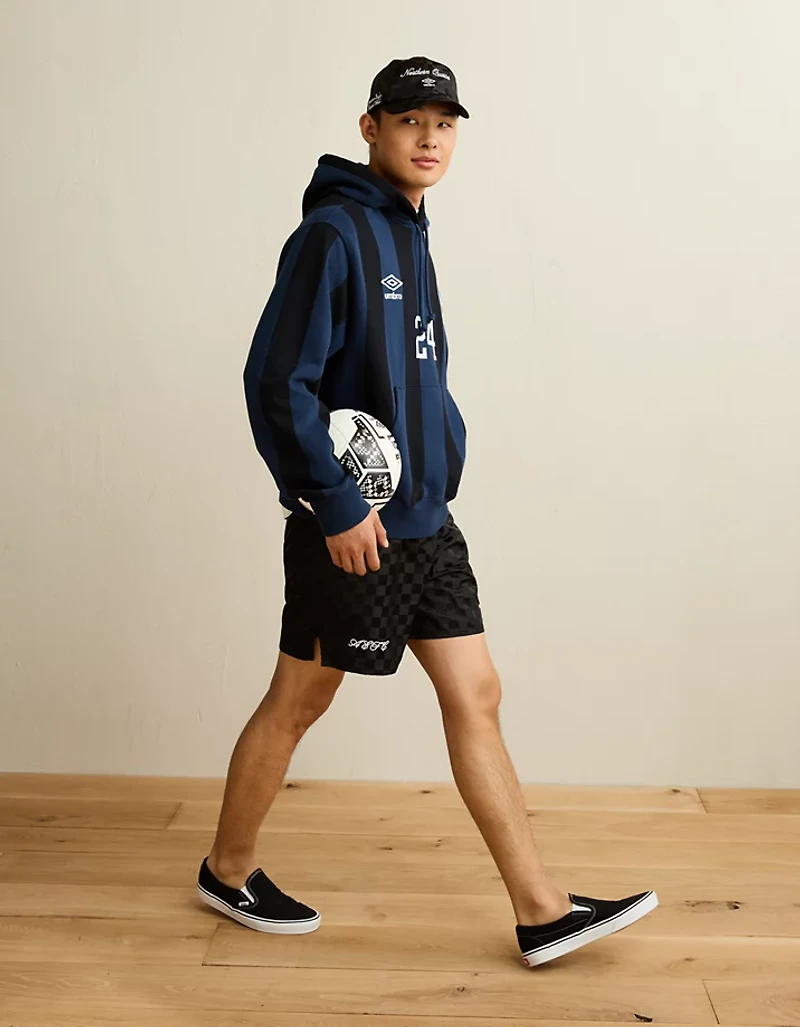 Chandail à capuchon en molleton image AE x Umbro