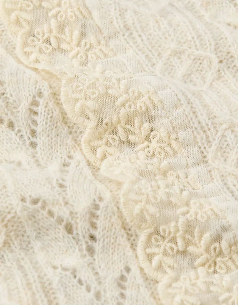 Chandail à volants en dentelle AE