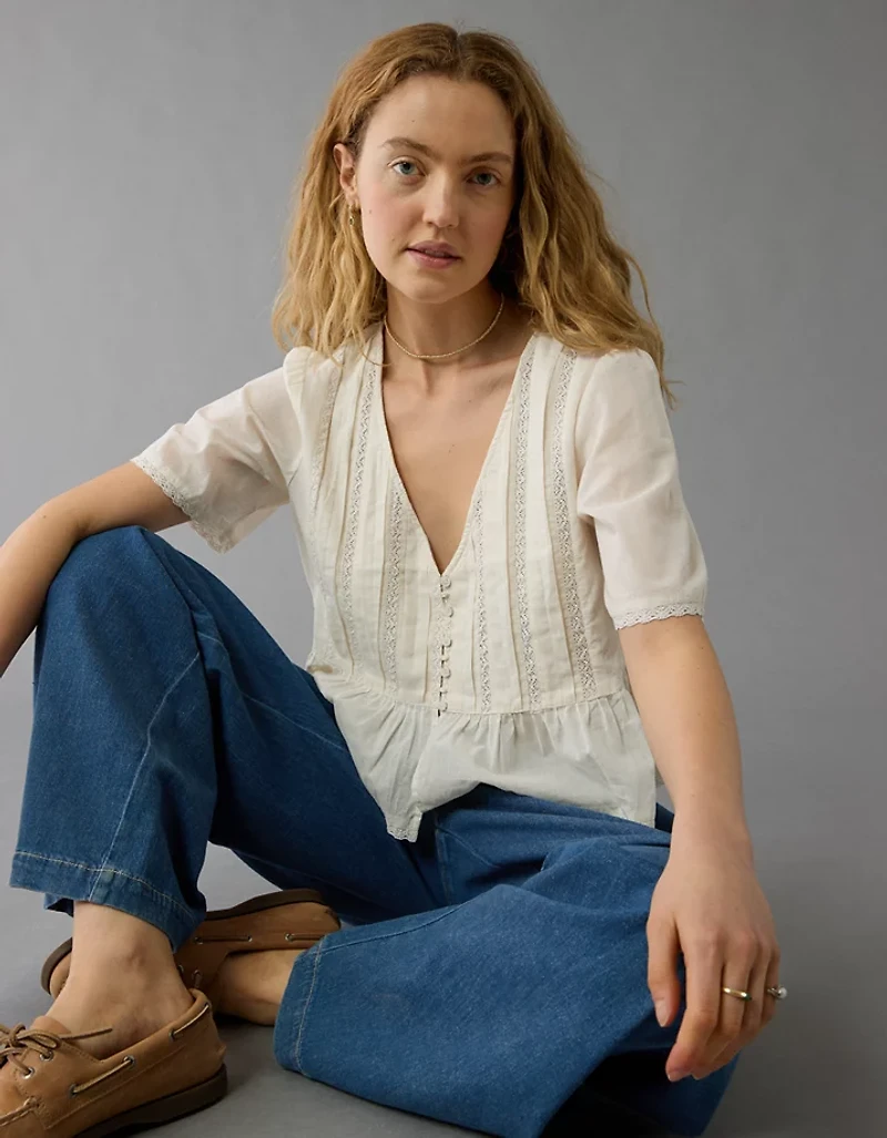 Blouse avec encolure en V et dentelle AE