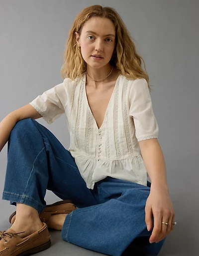 Blouse avec encolure en V et dentelle AE