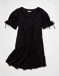 Minirobe nuisette à encolure échancrée et manches bouffantes AE